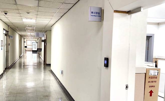 ▲ 경기도에서 전보된 부시장들이 지자체에서 명예퇴직을 하면 퇴직수당을 해당 시·군에서 부담하는 것으로 드러났다. 사진은 양주시 부시장실 입구.