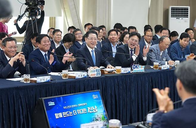 김영록 전남지사가 8일 곡성군청에서 열린 ‘곡성군 정책비전투어’ 행사에 참석해 미래 신산업 육성 등 지역 발전 의견과 제안에 답변하고 있다.<전남도 제공>