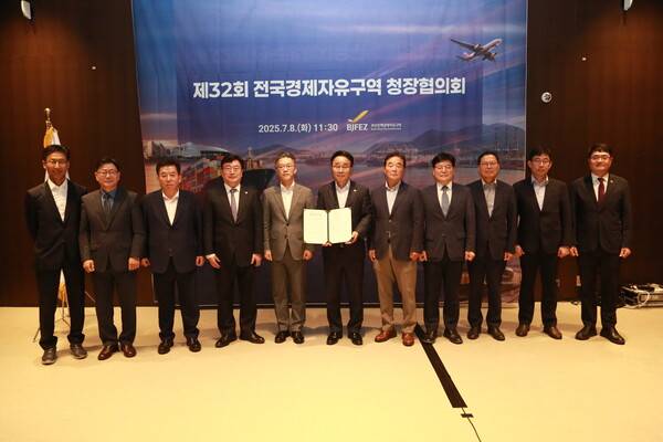 전국경제자유구역 청장들이 8일 신라스테이 서부산에서 공동 건의문을 채택하고 단체사진을 찍고 있다. /부산진해경제자유구역청