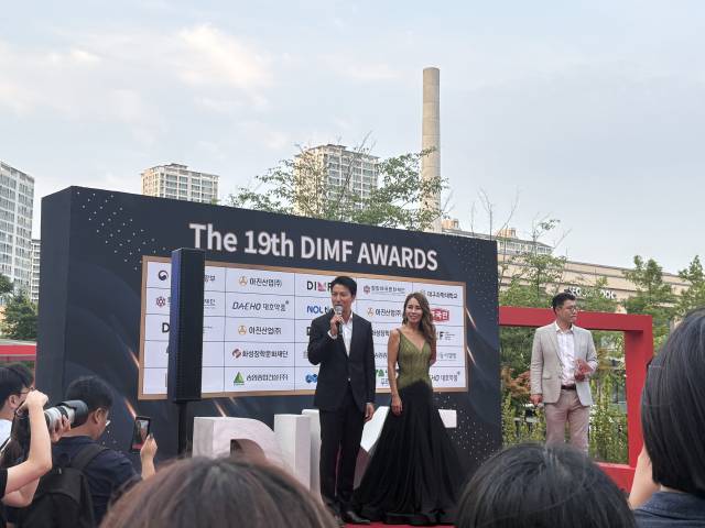 7일 대구오페라하우스 야외광장에서 열린 제19회 딤프 어워즈 레드카펫 행사에 참여한 뮤지컬 배우 박건형(왼쪽)과 최정원. 최현정 기자