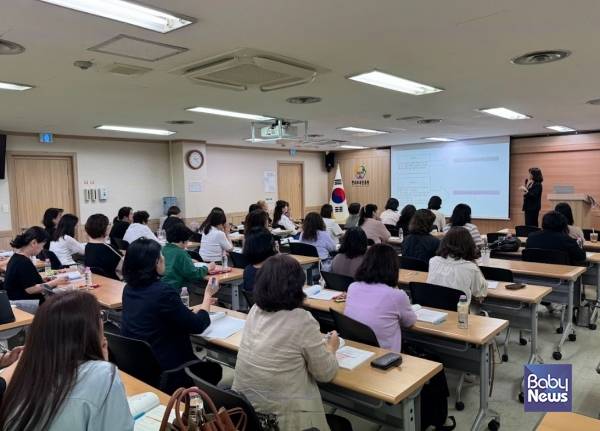 5. 29., 한국보육진흥원 6층 교육장에서 원장 및 교사 대상으로 삼성 다양성 존중 프로그램 교육 중 '존중'에 대한 대면 교육을 실시하고 있다. sⓒ한국보육진흥원