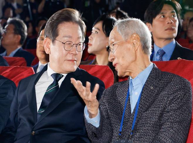 이재명 더불어민주당 대선 후보와 윤여준 상임 총괄선대위원장이 30일 오후 서울 여의도 국회 의원회관에서 열린 제21대 대통령선거 중앙선거대책위원회 출범식에 참석해 대화하고 있다. (사진=뉴스1)