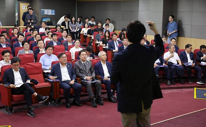 8일 서울 여의도 국회 의원회관에서 열린 ‘새 정부 국정동력 붐업! 코리아 프리미엄 시대로!’ 경제는 민주당 : 코스피 5000시대 실현을 위해 민주당이 할 일 : 부동산 편에 참석한 의원들이 이광수 광수네 복덕방 대표의 강연을 듣고 있다.(사진=연합뉴스)