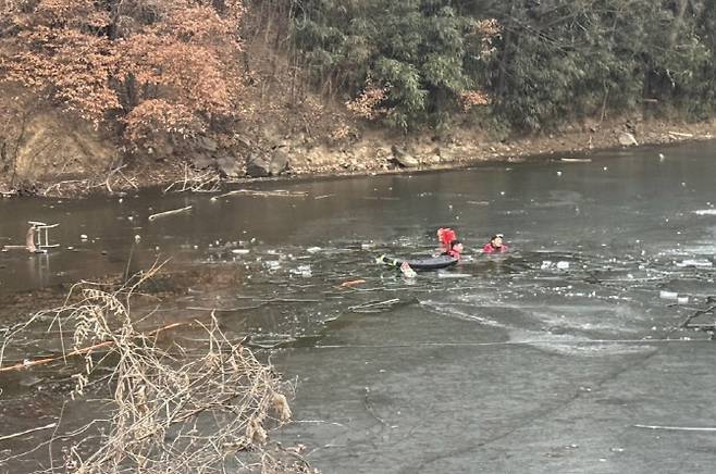 소방대원들이 대구 달성군 다사읍 서재리의 저수지에 빠진 학생들을 구조하고 있다. (사진=뉴스1)