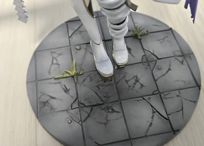 - 20만 원대 피규어에 걸맞게 지지대 바닥도 디테일을 넣었다