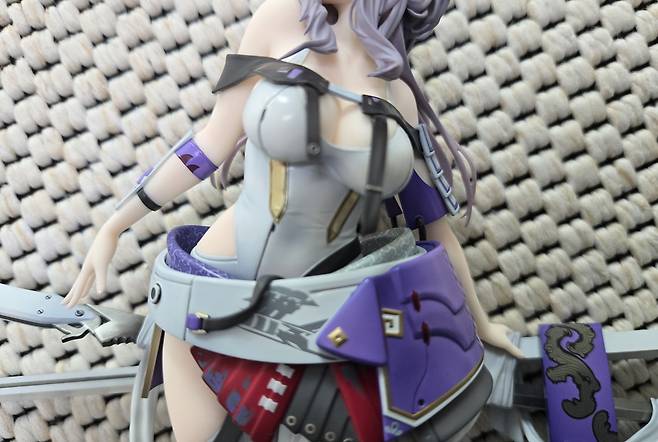 - 복잡한 의상인데 부실한 곳이 하나도 없다