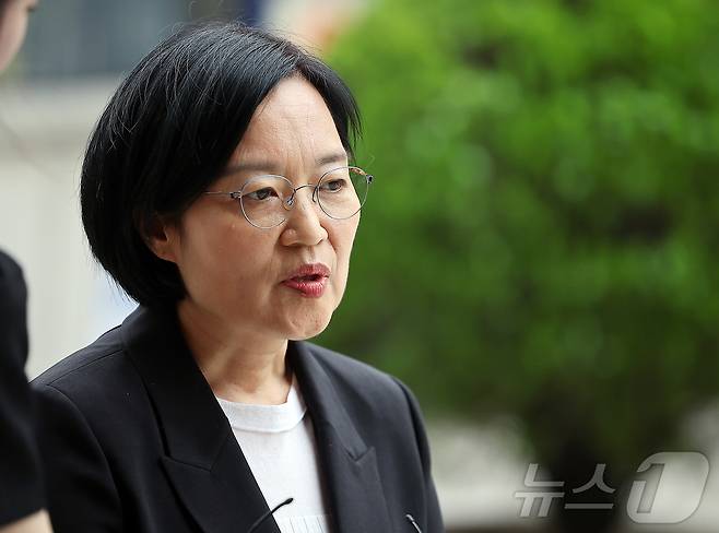 한성숙 중소벤처기업부 장관 후보자가 지난달 24일 오후 서울 영등포구 중소기업기술정보진흥원 수도권평가실 내 인사청문회 준비 사무실로 출근하며 취재진 질문에 답하고 있다. 2025.6.24/뉴스1 ⓒ News1 김진환 기자