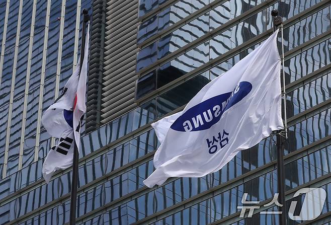 31일 삼성전자 서초사옥에 삼성 깃발과 태극기가 펄럭이고 있다. 2024.7.31/뉴스1 ⓒ News1 박세연 기자