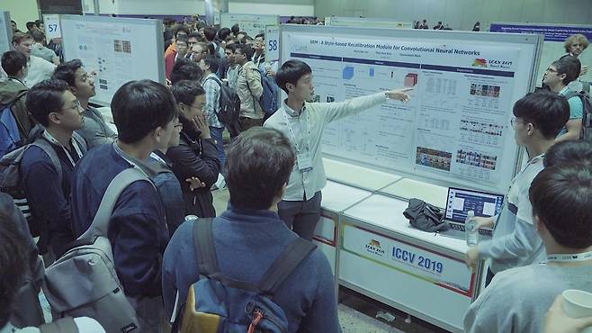 루닛 관계자가 의료AI를 활용한 연구결과를 소개하고 있다.(루닛 제공)/뉴스1
