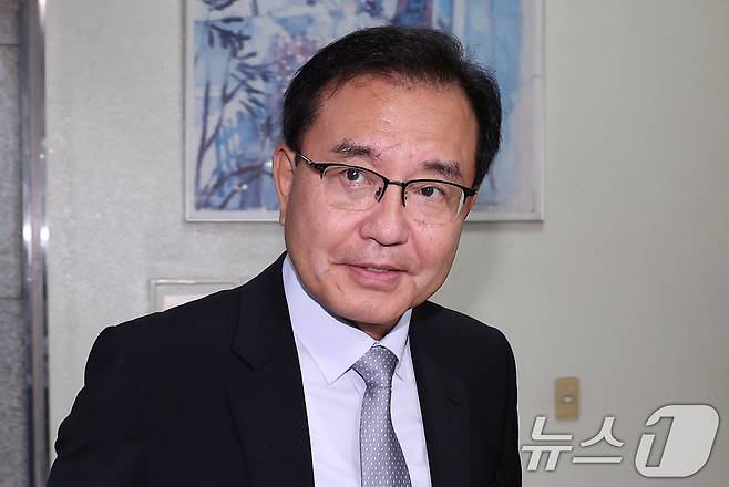 순직 해병 수사 방해 의혹 사건을 수사하는 이명현 특별검사가 25일 오전 서울 서초구 사무실로 출근하고 있다. 2025.6.25/뉴스1 ⓒ News1 김성진 기자