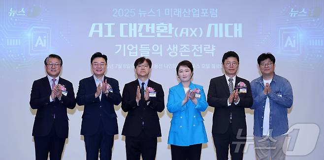 8일 서울 용산 나인트리 프리미어 로카우스 호텔 플로리스에서 'AI 대전환(AX) 시대- 기업들의 생존전략'을 주제로 열린 2025 뉴스1 미래산업포럼(NFIF)에서 이영섭 뉴스1 대표이사, 이언주 더불어민주당 최고위원, 김성원 국민의힘 의원 등 참석자들이 기념 촬영을 하고 있다. 왼쪽부터 박승희 삼성전자 사장, 김성원 국민의힘 의원, 이영섭 뉴스1 대표, 이언주 더불어민주당 최고위원, 이형희 SK SUPEX추구협의회 위원장, 정재승 KAIST 뇌인지과학과 학과장. 2025.7.8/뉴스1 ⓒ News1 박지혜 기자