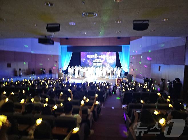 ‘제2회 대한민국 대학연극제’가 8일 용인특례시청 에이스홀에서 개막식을 갖고 18일간의 여정에 들어갔다. 전국 최대 규모의 체류형 연극 축제인 이번 연극제에는 전국 12개 대학팀이 참가해 창의적인 작품을 무대에서 선보인다. ⓒ News1 김평석 기자