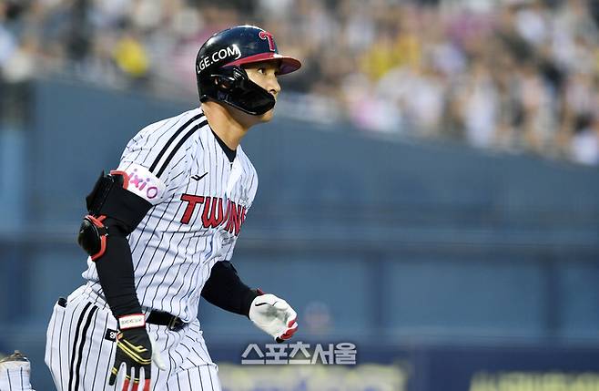 LG 오지환이 15일 잠실구장에서 열린 2025 KBO리그 키움과의 경기 4회말 2사 1루 상황에서 키움 선발 하영민을 상대로 2점 홈런을 친 뒤 타구를 바라보고 있다 오지환의 시즌 5호 홈런. 잠실 | 박진업 기자 upandup@sportsseoul.com