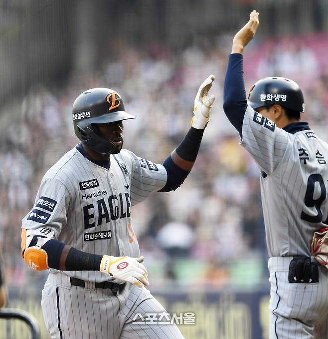한화 플로리얼(왼쪽)이 잠실구장에서 열린 2025 KBO리그 LG와 경기에서 1회초 솔로포를 때린 후 추승우 코치와 하이파이브를 하고 있다. 잠실 | 박진업 기자 upandup@sportsseoul.com