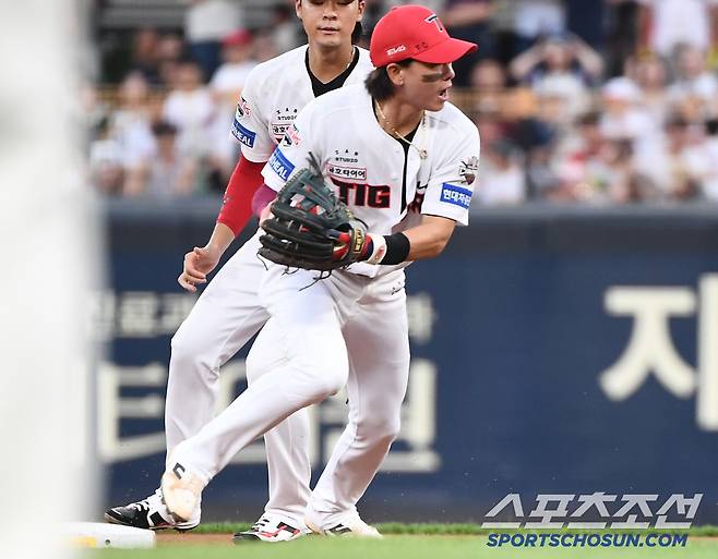 4일 광주 기아 챔피언스필드에서 열린 롯데-KIA전. 4회초 무사 1루 레이예스의 유격수 병살타 때 베이스를 밟은 박찬호의 중심이 몸 앞으로 쏠리고 있다. 광주=정재근 기자 cjg@sportschosun.com/2025.7.4/