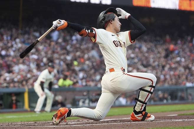 샌프란시스코 자이언츠 이정후가 무사 만루 기회에서 헛스윙 삼진으로 허무하게 물러나는 장면. 미국 현지 중계진은 삼진 직전 이정후의 타격에 이례적인 칭찬을 했다. AP연합뉴스.