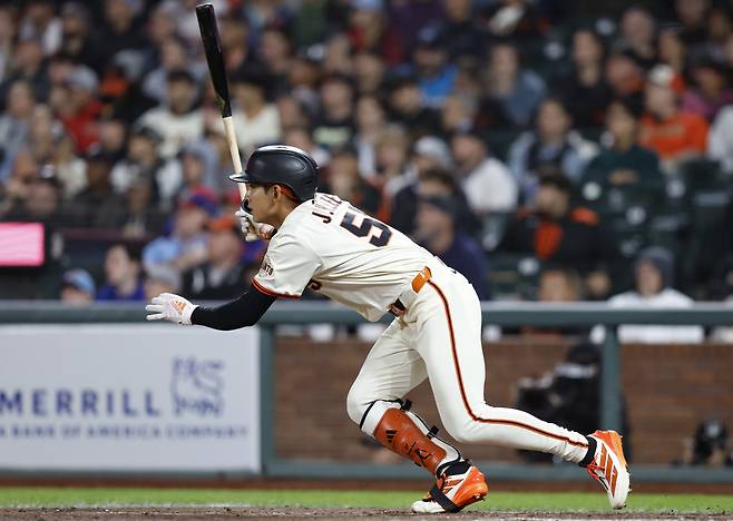 epa12223646 San Francisco Giants Jung Hoo Lee reaches first base while hitting into a fielder?s choice against the Philadelphia Phillies during the eighth inning of the Major League Baseball (MLB) game between the Philadelphia Phillies and the San Francisco Giants in San Francisco, California, USA, 07 July 2025. EPA연합뉴스
