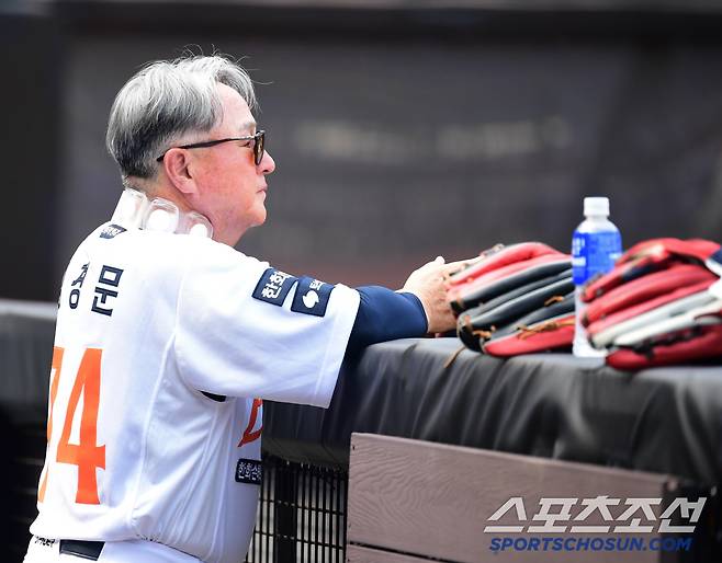 8일 대전 한화생명 볼파크에서 열리는 한화와 KIA의 주중 3연전 첫 번째 경기. 선수들의 훈련을 지켜보고 있는 한화 김경문 감독. 대전=송정헌 기자songs@sportschosun.com/2025.07.08/