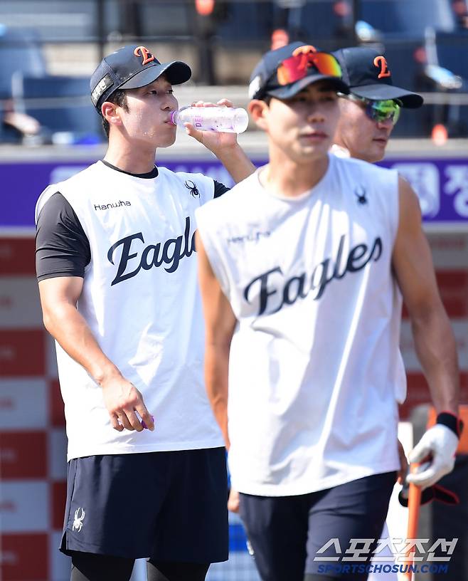 훈련 도중 물을 마시고 있는 한화 박정현.