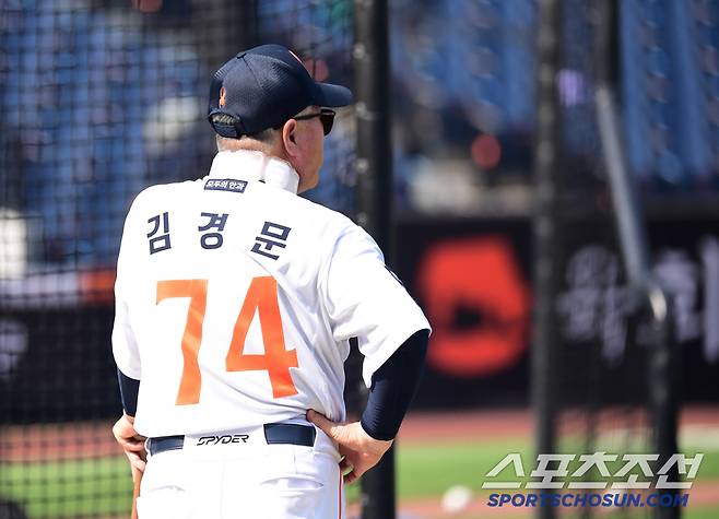 8일 대전 한화생명 볼파크에서 열리는 한화와 KIA의 주중 3연전 첫 번째 경기. 선수들의 훈련을 지켜보고 있는 한화 김경문 감독. 대전=송정헌 기자songs@sportschosun.com/2025.07.08/