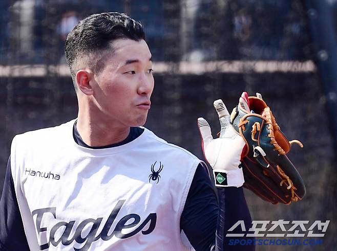 머리를 짧게 자르고 나타난 한화 황영묵.