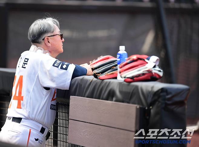 선수들 훈련 지켜보는 김경문 감독.
