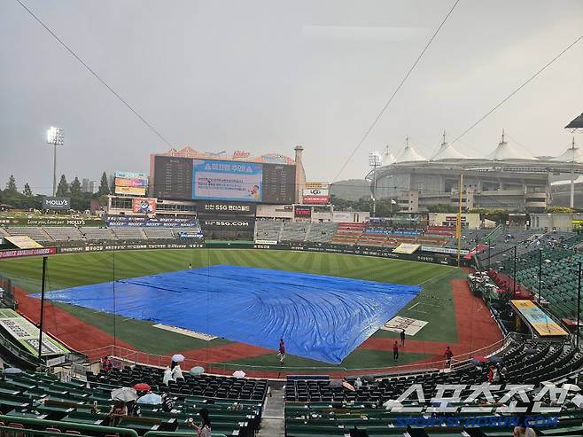 대형방수포가 깔린 8일 인천 SSG랜더스필드. 인천=이종서 기자