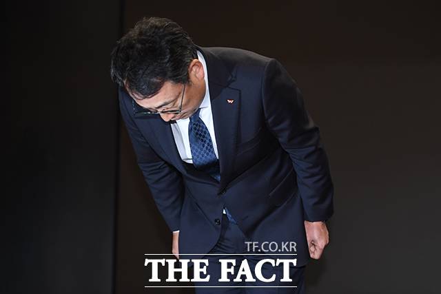 SK텔레콤(SKT)가 지난 4월 발생한 유심 해킹 사태 관련 위약금 면제, 통신요금 할인 등의 이례적인 대규모 보상 대책을 내놨지만, 이용자들 사이에서는 "SKT가 주는 혜택이 단 하나도 쓸 데가 없다"며 여전히 불만의 목소리가 나오고 있다. 사진은 유영상 SKT 대표이사가 SKT 이용자 유심 해킹 사태 관련해 사과하고 있는 모습. /장윤석 기자