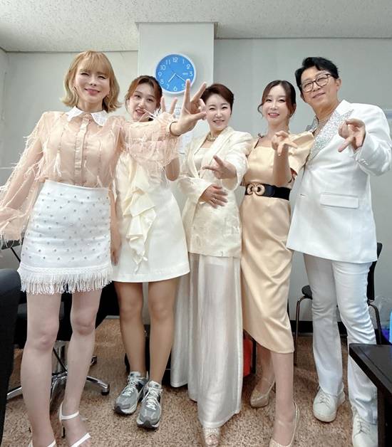 이날 '가요무대'에는 신수아(가운데)를 비롯해 송가인 숙행 강예슬 김희진 두리 김나희 배진아 송민경 김소연 김중연 김의영, 김성환 남산 등이 출연했다. /신수아 SNS