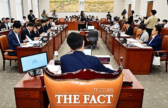 김영호 교육위원장이 8일 오후 서울 여의도 국회에서 열린 교육위원회 전체회의에 참석해 안건을 상정하고 있다. /국회=배정한 기자