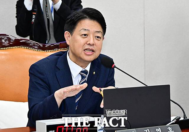 회의 주재하는 김영호 교육위원장.