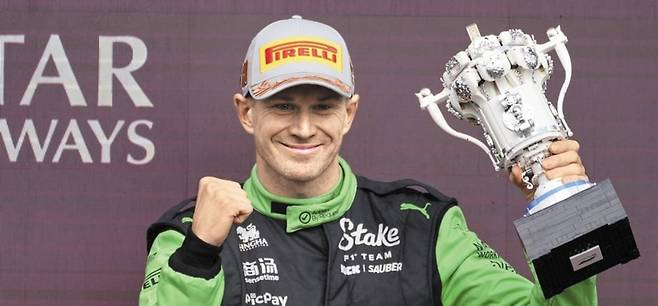 데뷔 15년, 239경기 만에 첫 시상대에 오른 휠켄베르크가 트로피를 들고 기뻐하는 모습./AP 연합뉴스