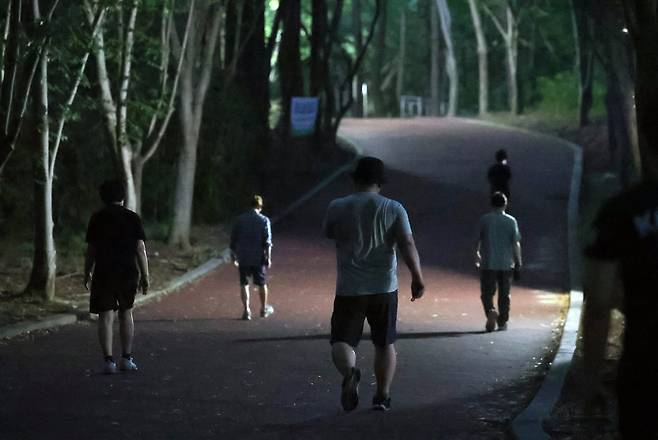 폭염특보와 열대야가 이어진 지난 7일 광주 서구 5·18 기념공원에서 시민들이 산책을 하며 더위를 나고 있다. /연합뉴스