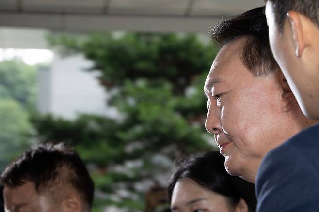 윤석열 전 대통령이 5일 오전 서초구 서울고등검찰청에 마련된 내란특검에서 2차 대면조사를 받기 위해 출석하고 있다./뉴스1