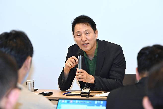 오세훈 서울시장이 지난 5일(현지 시각) 밀라노의 한 호텔에서 열린 동행 기자 간담회에서 발언하고 있다. /서울시