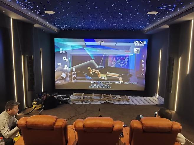 내부를 접대 공간으로 개조한 베이징의 주택. 지난달 중국 당국이 고위 공직자들에게 '금주령' 내리고 사적 모임을 제한하자 베이징 시내 주택가 골목 곳곳에 방음 가라오케와 고급 주방을 갖춘 ‘비밀 식당’이 생겼다./샤오훙수