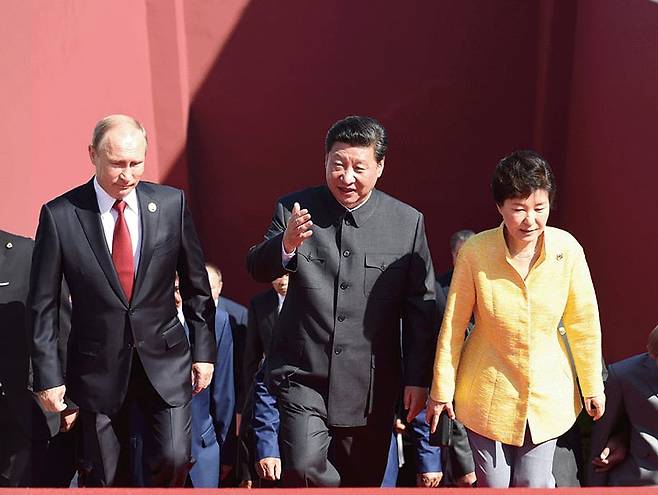 2015년 9월 3일 중국 전승절 70주년 열병식 때 시진핑(가운데) 중국공산당 총서기 겸 국가주석, 블라디미르 푸틴 러시아 대통령과 함께 베이징 톈안먼 성루에 올라가는 박근혜 당시 대통령./ 뉴시스