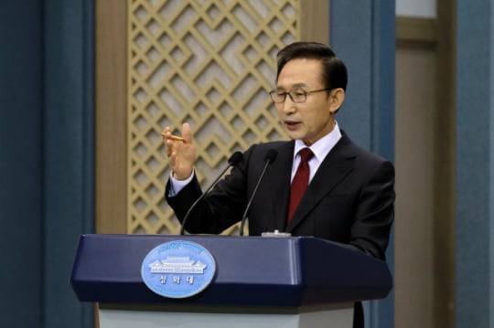 이명박 전 대통령이 2011년 4월 1일 청와대 춘추관에서 정부의 동남권 신공항 건설 백지화 결정에 대한 입장을 설명하고 있다./청와대 제공