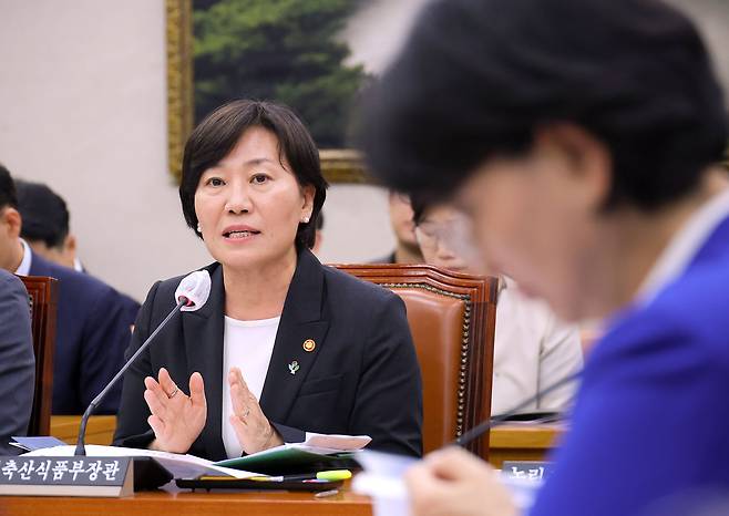 송미령 농림축산식품부 장관이 지난 6월 26일 국회에서 열린 농림축산식품해양수산위원회 전체회의에서 의원 질의에 답변하고 있다. /연합뉴스