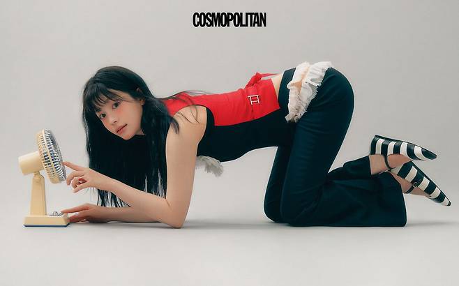 프릴 베스트, 팬츠 모두 McQueen. 반지 Bell&Nouveau. 슈즈 Eenk.