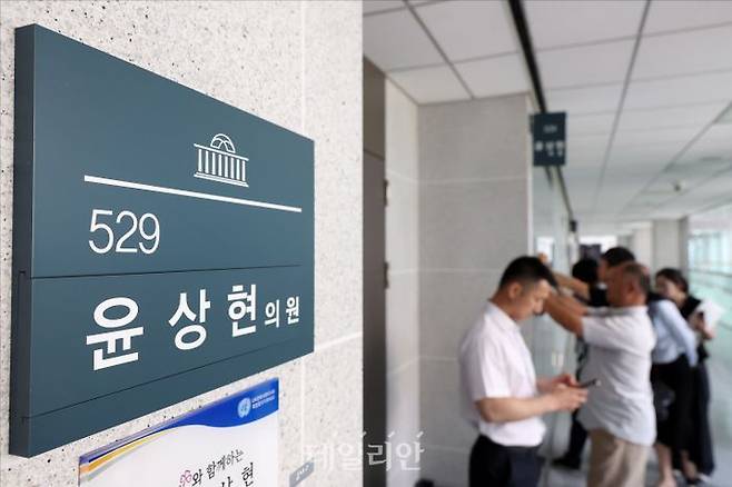 김건희 여사의 '공천개입' 관련 의혹을 수사하는 민중기 특별검사팀이 윤상현 국민의힘 의원에 대한 전방위 압수수색에 나선 8일 오후 서울 여의도 국회 의원회관 윤상현 의원실 앞에 취재진이 몰려 있다. ⓒ데일리안 홍금표 기자