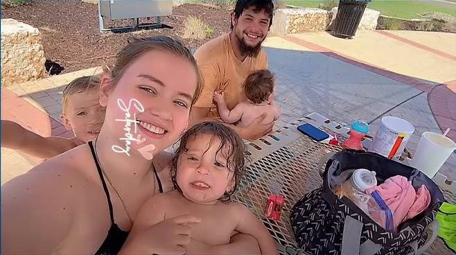 텍사스 현지 매체 KHOU11이 보도한 줄리언 라이언 씨(뒤)와 그 가족. 라이언 씨는 4일 홍수가 난 상황에서 가족들을 구하려다 숨졌다. 사진 출처 KHOU11 홈페이지