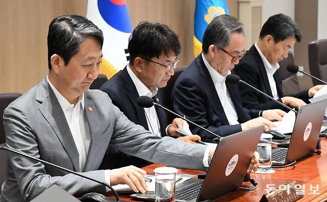 안덕근 산업부장관이 8일 용산 대통령실에서 열린 국무회의에 참석해 있다. 송은석 기자 silverstone@donga.com