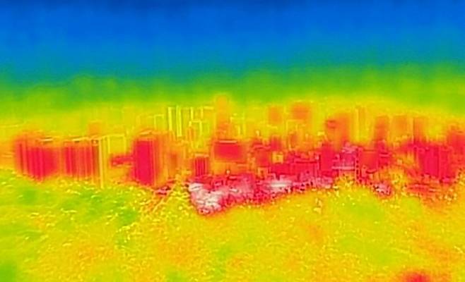 서울 전역에 올 여름 첫 폭염경보가 발령된 7일 서울 남산에서 열화상 카메라로 바라본 서울 도심이 높은 온도로 빨갛게 보이고 있다.2025.7.7/뉴스1