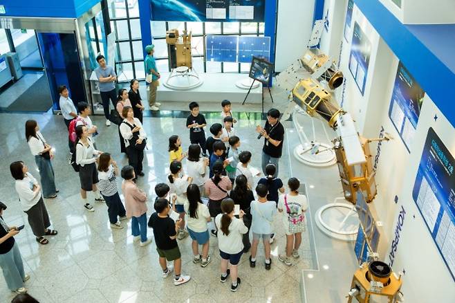 위성총조립시험센터에서 설명을 듣는 어린이 우주 기자단. 스튜디오51 제공