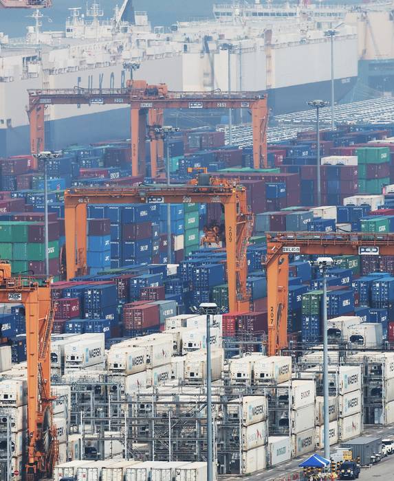 미국, 상호관세 부과 내달 1일로 연기 (평택=연합뉴스) 홍기원 기자 = 도널드 트럼프 미국 대통령이 7일(현지시간) 한국과 일본 등 14개국에 25∼40%의 국가별 상호관세를 적시한 '관세 서한'을 보내 이를 8월 1일부터 부과하겠다고 통보했다. 트럼프 대통령은 이날 무역 상대국들에 대한 상호관세 부과 유예 시한을 기존의 7월 9일에서 8월 1일까지로 연장하는 행정명령에도 서명했다. 사진은 8일 경기도 평택항에 컨테이너가 쌓여 있는 모습. 2025.7.8 xanadu@yna.co.kr (끝)