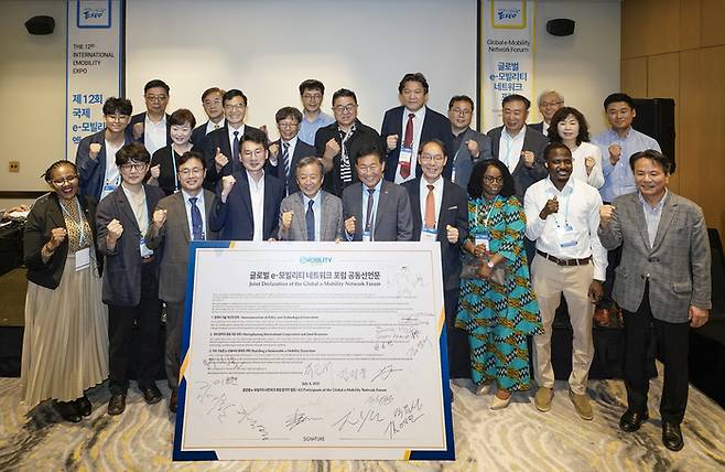 8일 제주신화월드에서 한국자동차기자협회가 개최한 '2025 전동화 시대로의 대전환' 포럼에서 한국차기자협회, 세계e-모빌리티협의회(GEAN), 한국자동차모빌리티안전학회 관계자가 지속 가능한 모빌리티 생태계 구축을 위한 공동 선언문을 채택한 뒤 기념촬영하는 모습.