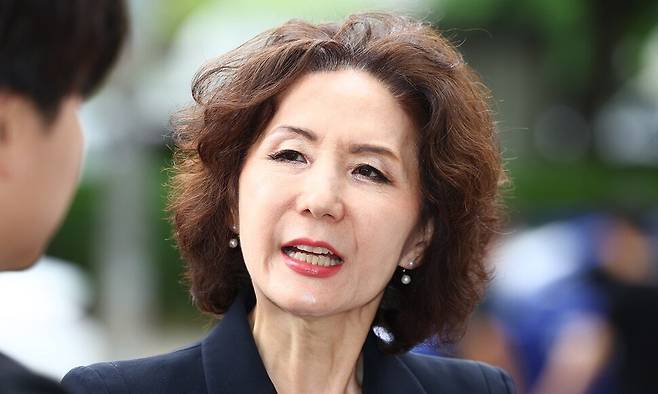 이진숙 부총리 겸 교육부 장관 후보자가 지난달 30일 오전 서울 여의도 한국교육시설안전원에 마련된 인사청문회 준비 사무실로 출근하며 취재진 질문에 답하고 있다. 연합뉴스