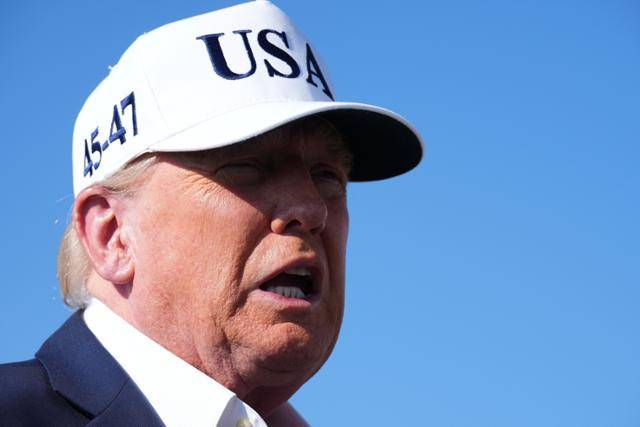 도널드 트럼프 미국 대통령이 6일 주말 휴식 뒤 미 워싱턴 백악관 복귀를 위해 대통령 전용기(에어포스원)에 오르기 전 미 뉴저지주 모리스타운 공항에서 취재진 질문에 대답하고 있다. 모리스타운=AP 연합뉴스