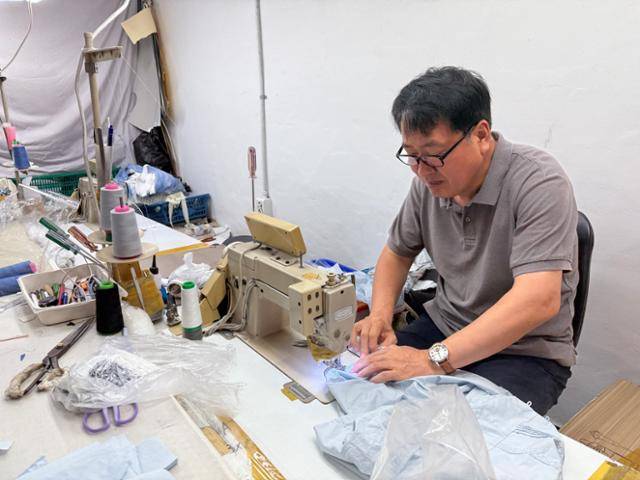 지난 6일 서울 성북구 보문동의 한 봉제공장에서 이정기 서울봉제인지회 지회장이 블라우스 봉제 작업을 하고 있다. 허유정 기자